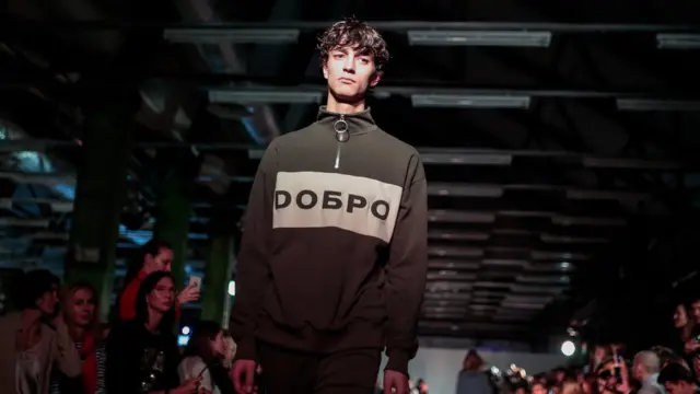 Мужчина в спортивном костюме