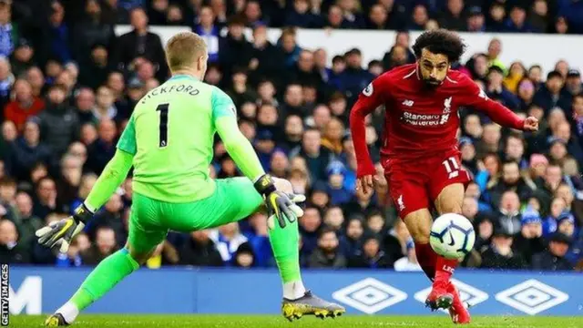 Jordan Pickford wa Everton akora akazi gakomeye akagarura ishoti yari yabazwemo igitego ya Mohamed Salah wa Liverpool, mu mukino w'amahari (derby) warangiye ari ubusa ku busa wahuje aya makipe umwaka ushize ku kibuga Goodison Park