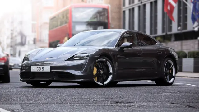 Modelo deportivo eléctrico Porsche Taycan
