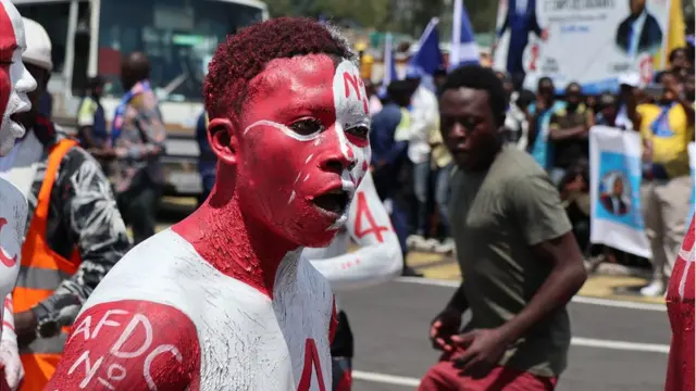 Des militants qui dansent et chantent à la gloire des partis politiques.