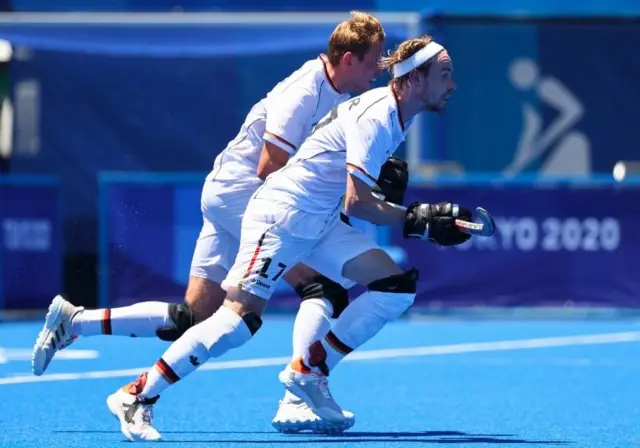 चौथे क्वार्टर में जर्मनी ने वापसी करते हुए शुरुआती मिनट में ही पेनल्टी कॉर्नर को गोल में बदलने में सफलता पाई और स्कोर 5-4 पर ला दिया