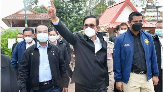 พล.อ. ประยุทธ์ จันทร์โอชา ทำสัญลักษณ์มือ "ไอเลิฟยู" อยู่บ่อย ๆ ระหว่างไปตรวจราชการที่ จ.นครศรีธรรมราช 7 ต.ค.
