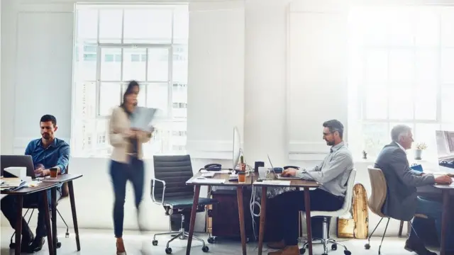 Trabajadores en una oficina.