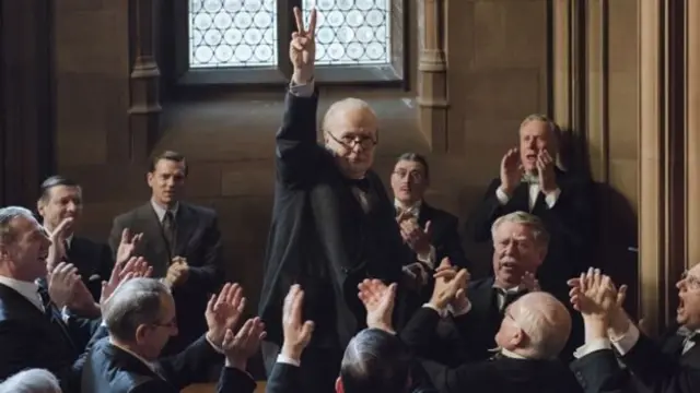 Gary Oldman en su rol como Churchill