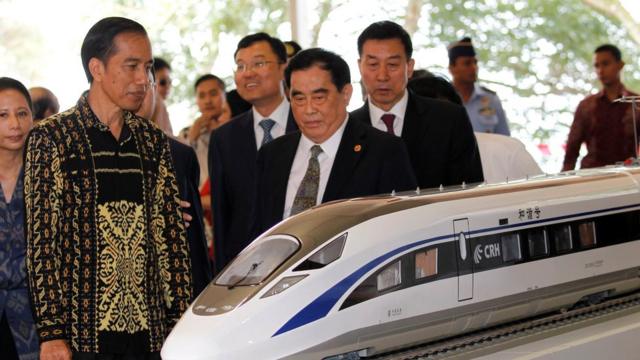 ผู้นำอินโดนีเซียและผู้แทนจีนกับโครงการรถไฟความเร็วสูง