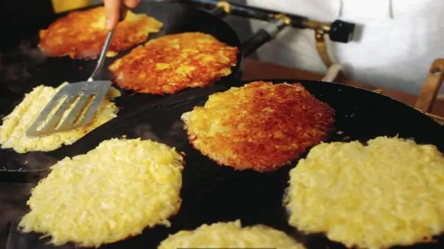 Latkes en una plancha