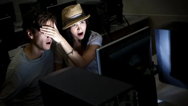 Девушка закрывает ладонью глаза парню