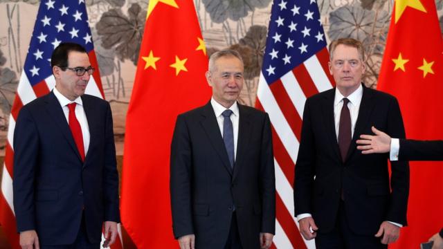 中國副總理劉鶴（中）與美國貿易代表萊特希澤（右）及美國財長姆努欽就中美貿易進行多次磋商。