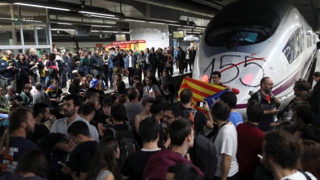 Thousands of demonstrators, most of them students, block the tracks at Sants train station during a protest against the imprisonment of pro-independence leaders and demand their freedom, in Barcelona, northeastern Spain, 08 November 2017.