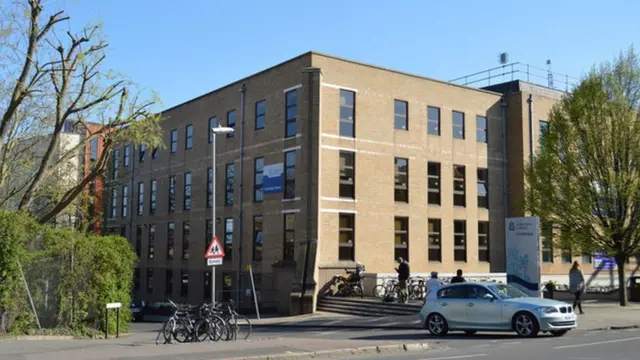 앵글리아 러스킨 대학 대변인은 학교 전담 보험 변호사가 합의금을 지급했으나 학교가 동의하지는 않았다고 말했다