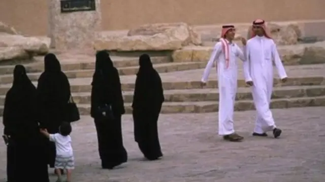 ሴቶች ያለወንድ ጠባቂ ከተማዋ ውስጥ መንቀሳቀስ አይችሉም።