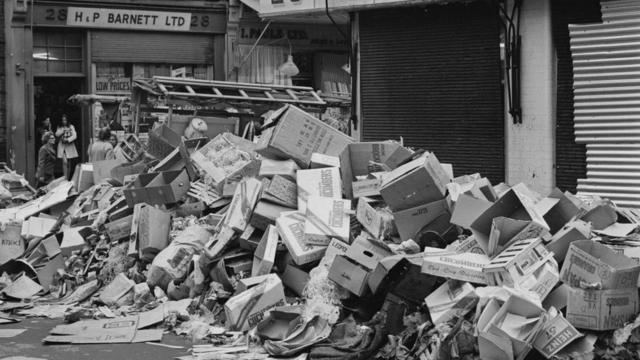 Pilas de basura en las calles de Londres en 1970.