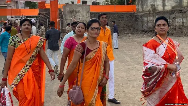 सभेसाठी आलेल्या महिला.