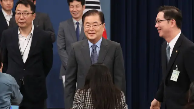 대북 특별사절단 단장인 정의용 청와대 국가안보실장이 6일 오전 서울 청와대 춘추관에서 열린 김정은 북한 국무위원장과의 면담 성과 발표 브리핑을 마치고 취재진과 인사를 나누고 있다