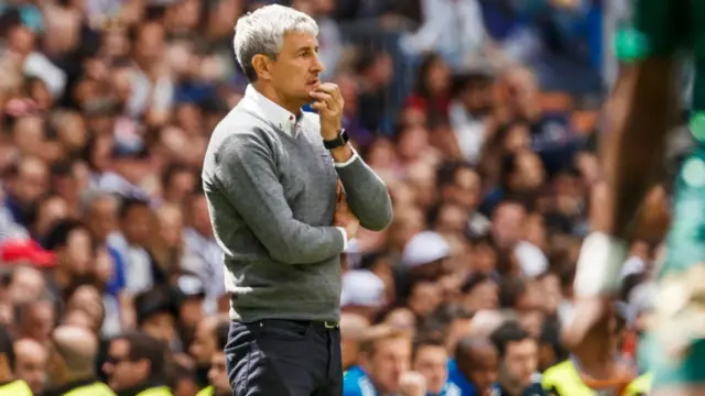 Quique Setien, lors d'un match entre le Betis Seville et le Real Madrid à Santiago Bernabeu.