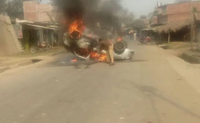 गुस्साई भीड़ ने कई गाड़ियों में आग लगा दी.