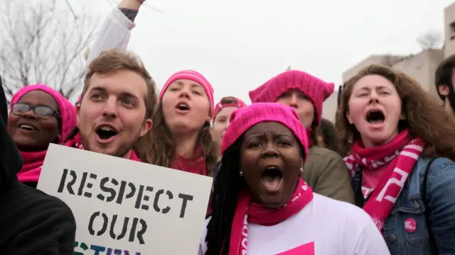 Mujeres con gorros rosa