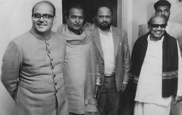 1989 నవంబరులో నేషనల్ ఫ్రంట్ సమావేశానికి ముందు వీపీ సింగ్, ఎన్టీఆర్, డీఎంకే అధినేత ఎం.కరుణానిధి