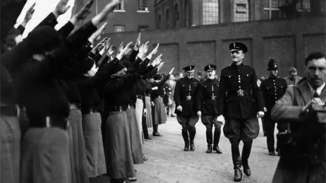 1936年，伦敦"卡布尔街之战"之前，莫斯利为他的"黑衫军"鼓劲