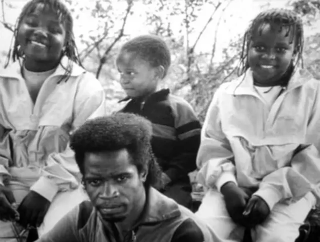 Le chanteur est vu avec ses enfants, Tezra (R), Lennon (C) et Jastin (L).