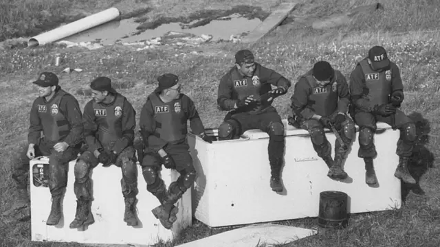 Черно-белая фотография, актеры в костюмах агентов ATF