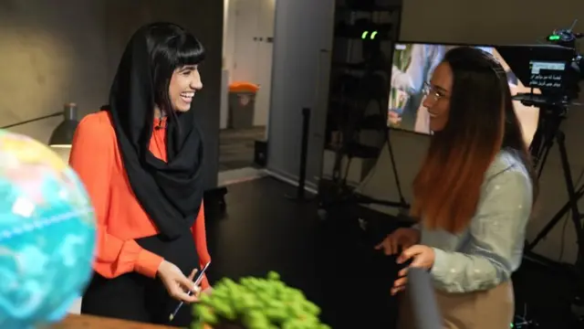 شازية هيا (يسار) وعالية فرزان في الاستوديو