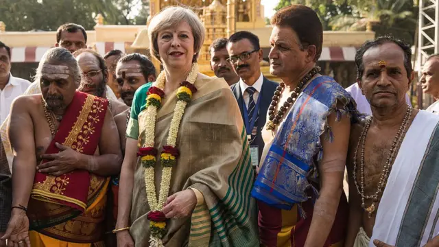 பட்டுச்சேலையில் வலம்வந்த பிரிட்டன் பிரதமர் தெரீசா மே