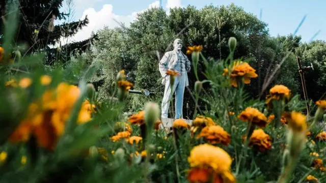 Estatua de Lenin entre flores