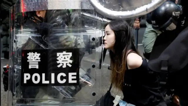 تاکنون پلیس دهها نفر را در اعتراضات بازداشت کرده است