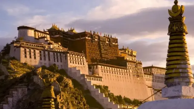 ल्हासामधील पटोला पॅलेस.