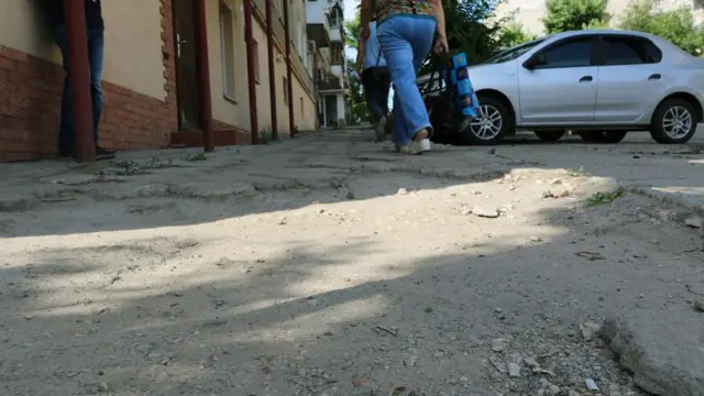 Разбитый тротуар на улице Вольская