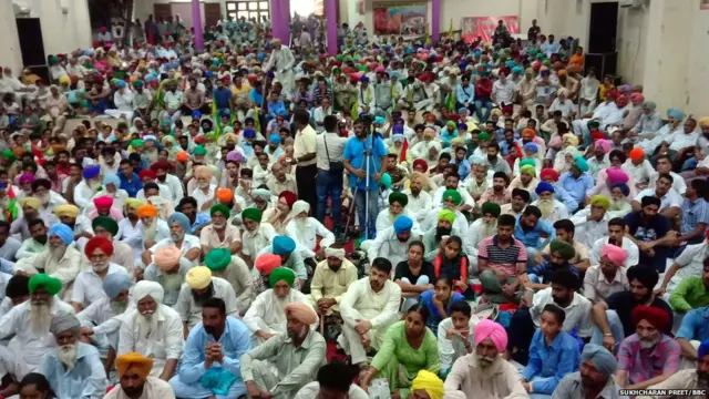 ਅਰੁੰਧਤੀ ਰਾਏ ਨੇ 1990ਵਿਆਂ ਦੀ ਨਿਸ਼ਾਨਦੇਹੀ ਅਰਥਚਾਰੇ ਦਾ ਜਿੰਦਰਾ ਖੋਲ੍ਹਣ ਵਜੋਂ ਤੇ ਬਾਬਰੀ ਮਸਜਿਦ ਦਾ ਜਿੰਦਰਾ ਤੋੜਨ ਵਜੋਂ ਕੀਤੀ