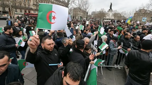 Des manifestations ont eu lieu dans plusieurs villes algériennes, dimanche, contre la candidature de M. Bouteflika à l'élection présidentielle.