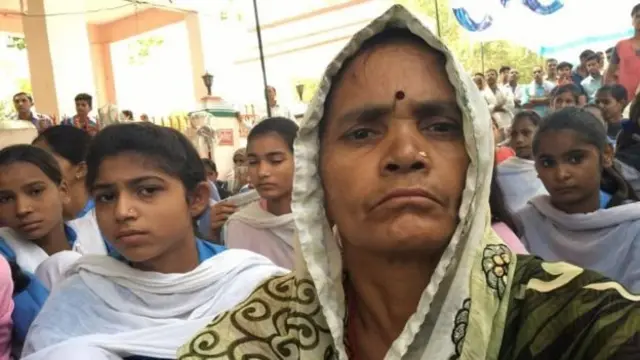 छात्राओं के परिजन भी हड़ताल पर बैठे