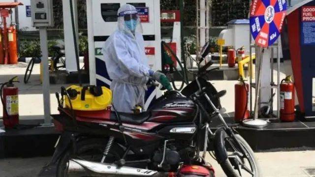 पेट्रोलने गाठली शंभरी, इंधन दरवाढीवर केंद्रसरकार का गप्प?