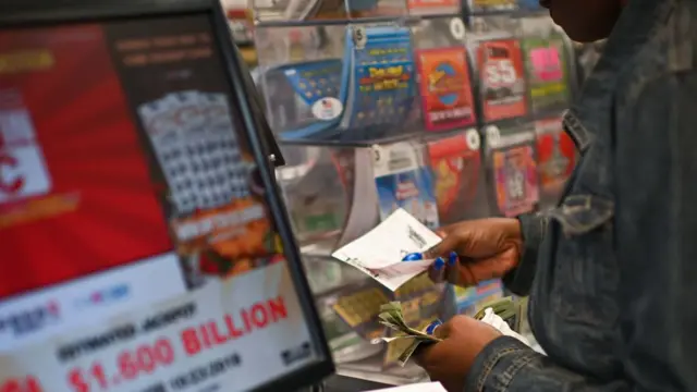 দোকানে বিক্রি হচ্ছে লটারির টিকিট