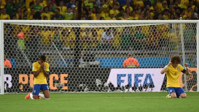 Luiz Gustavo y David Luiz rezan después de la derrota.