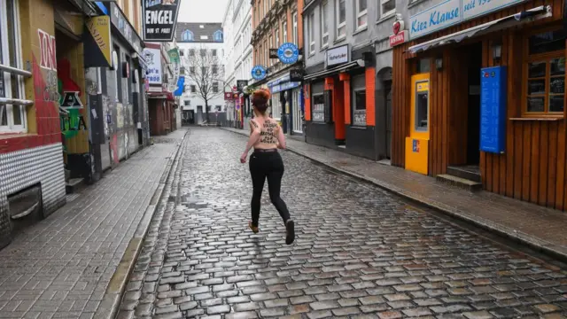 여성단체 피멘의 멤버들이 2019년 3월 독일 함부르크의 사창가에서 시위를 벌이고 있다