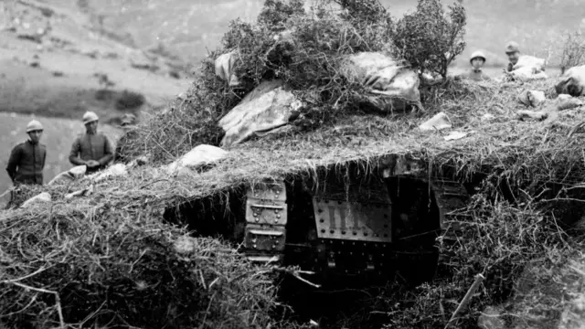 टैंकों को घास फूस और पत्तियों से ढका जाता था