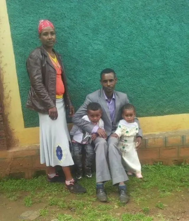 Kitilaa Guddataa haadha warraa fi ijoollee isaa lama waliin