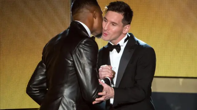 تكشف طريقة اللاعب الأرجنتيني ليونيل ميسي في التحية عن مدى شيوع المصافحة الحارة في بلاده