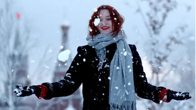 মস্কোর কেন্দ্রস্থলে একজন রুশ নারী বরফ নিয়ে কেলছেন, ১১-০১-২০২০।