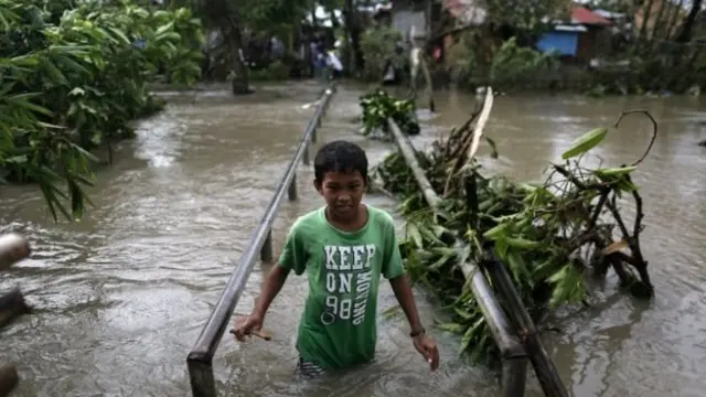 طفل يسلك طريقا تحيط به المياه من جميع الجهات