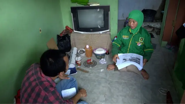 Eha tinggal bersama ibu, anak perempuan, dan adik laki-lakinya, di dalam rumah petak yang dikontraknya di desa Sukmajaya, Cilegon, Banten