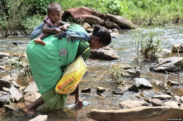 राशन के लिए 30 किलोमीटर पैदल चलना मजबूरी