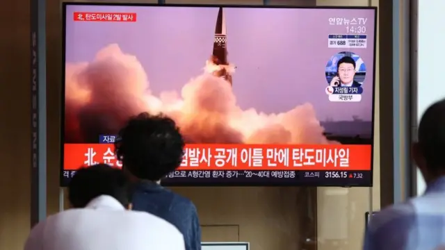 북한이 장거리 순항미사일 시험발사 사실을 공개한지 이틀 만에 다시 무력시위를 감행했다.