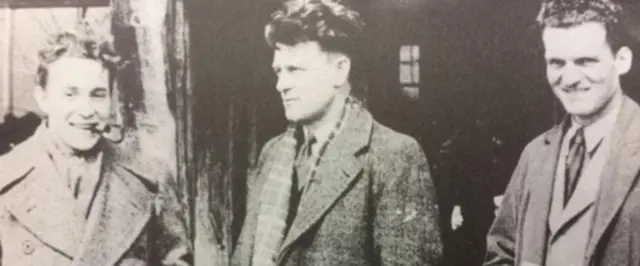 জর্জ সিনফেল্ড (মাঝের জন) ছিলেন ঐ দলের খেলোয়াড়-ম্যানেজার