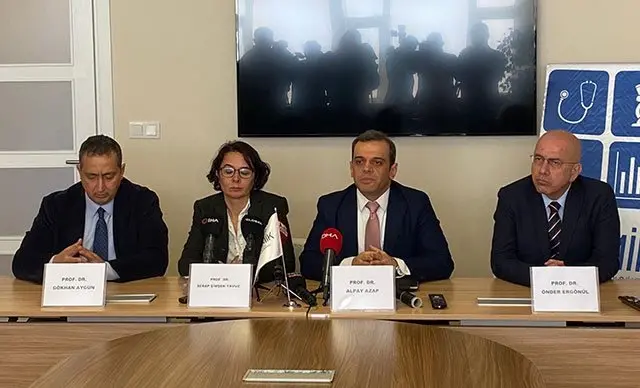 Sağlık Bakanlığı Bilim Kurulu Üyesi Prof. Dr. Alpay Azap (sağdan ikinci)