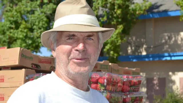Señor recogiendo productos