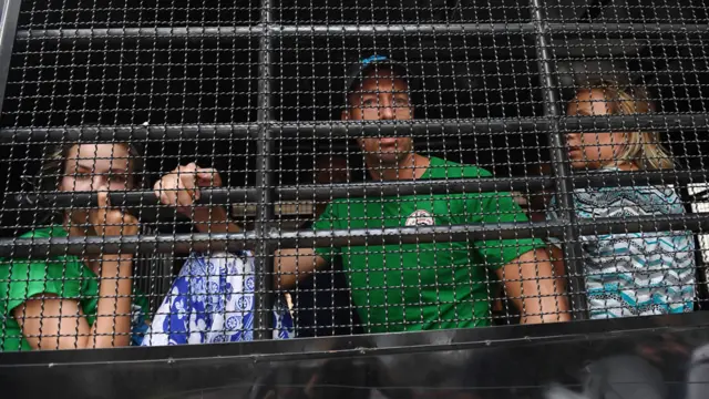 Настя Рыбка, Алекс Лесли, Мария Жаркова в автозаке на пути в депортационную тюрьму в Бангкоке.